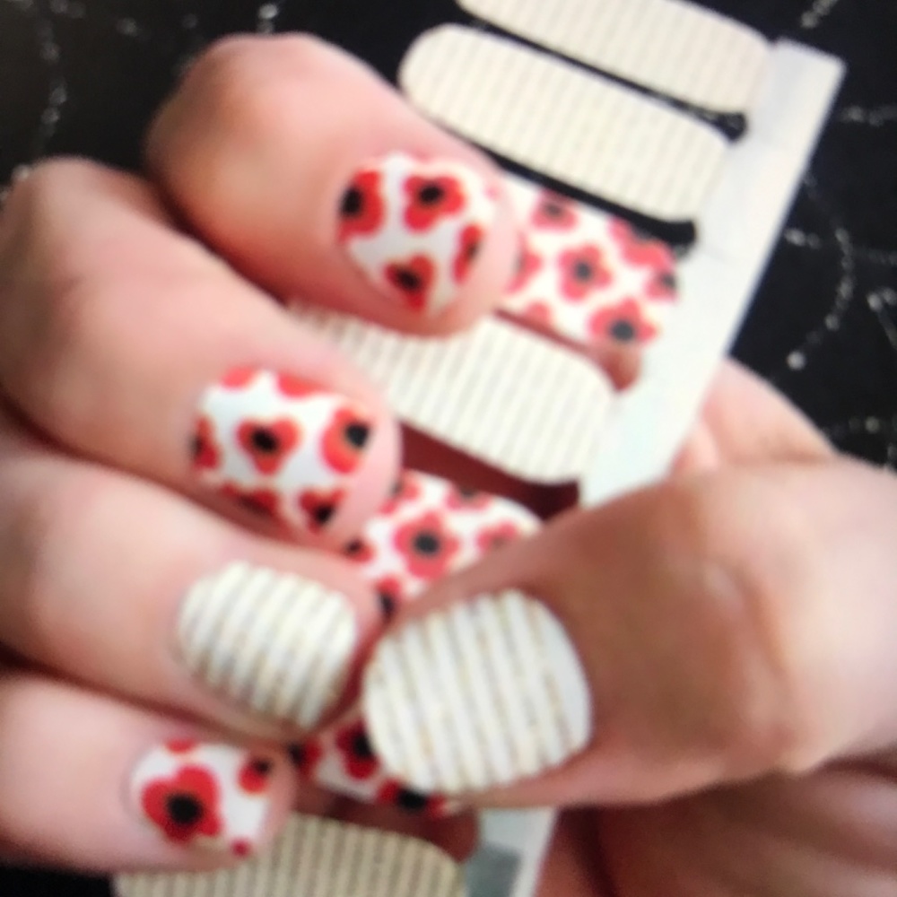 Houndstooth premium polish nail strips 💅 - Picture 3 of 6